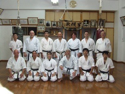 Photo de groupe au Dojo de Maitre Haruyoshi Shimabukuro