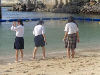 Jeunes filles sur la plage de Naha