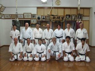 Photo de groupe au Dojo de Maitre Haruyoshi Shimabukuro