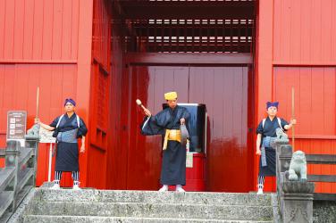 Ouverture matinale de la porte Hoshinmon